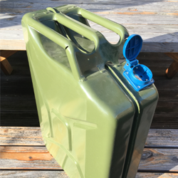 Standaard legergroene jerrycan omgebouwd tot een smart grid generator met een campingconnector